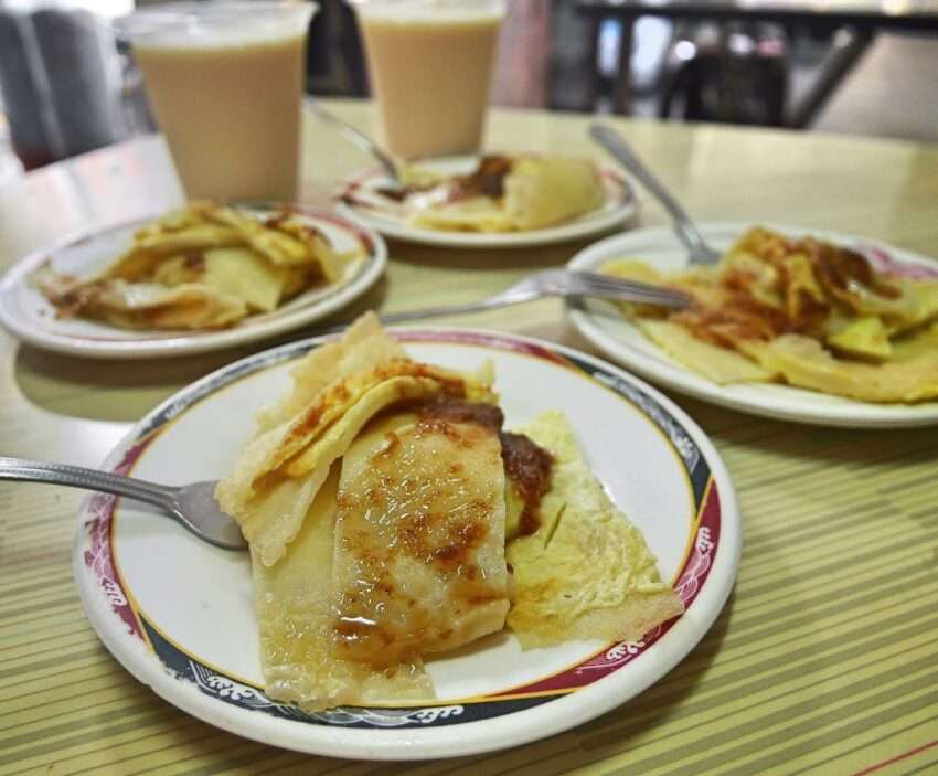 豆奶宗のサテー卵クレープと豆乳。朝食スタイルの深夜メニューが並ぶ