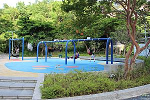 象山公園で遊ぶ地元の子どもたち