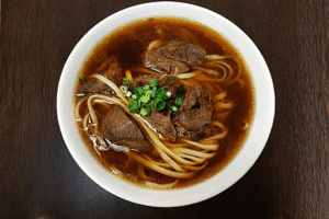 港園牛肉麵の牛肉湯麵、スープと麺と牛肉の一杯