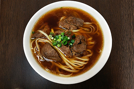 港園牛肉麵の牛肉湯麵、スープと麺と牛肉の一杯
