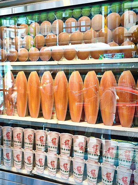 龍都冰菓專業家のスタッフからのアドバイスを示す様子
