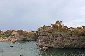 林添禎の銅像と野柳の海岸風景