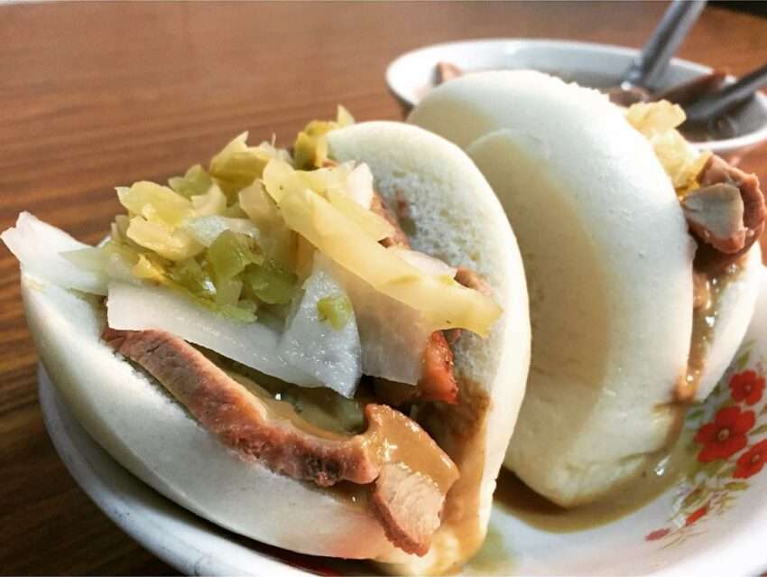 阿松割包。ふっくらした割包の皮に豊かな具材が挟まれている