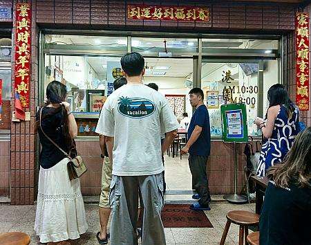 混雑時の港園牛肉麵、次々と客が来店している