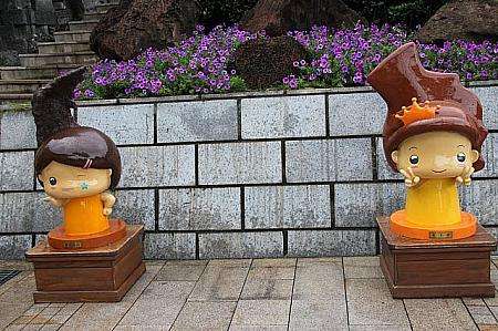 マリンバード岩（左）と女王の頭（右）