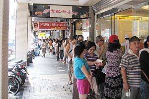 犁記餅店の行列。大通りまで列が伸びる台北の人気中華菓子店