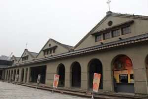 旧倉庫を転用した松山文創園区のアートギャラリー外観