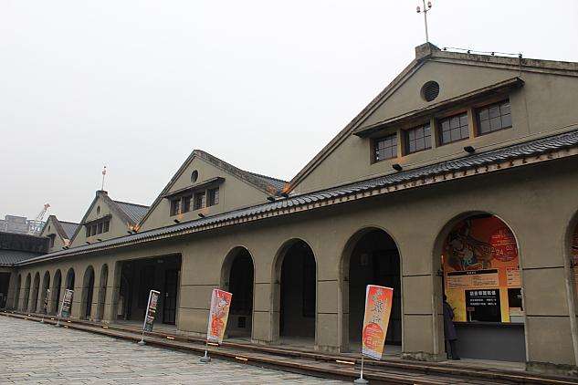 旧倉庫を転用した松山文創園区のアートギャラリー外観