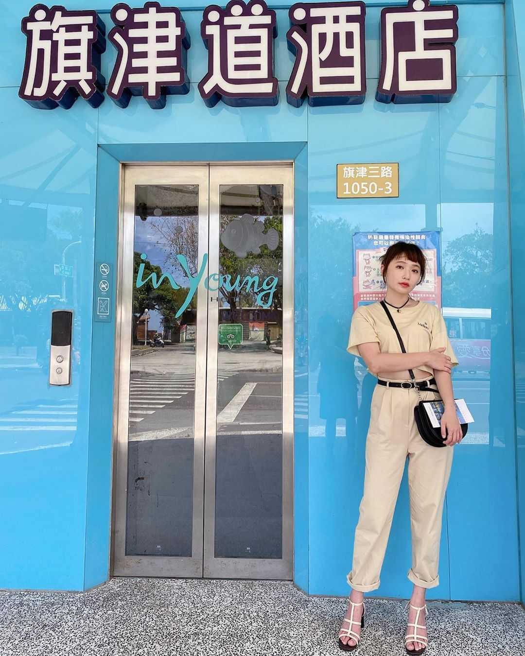 旗津道サンドビーチホテルの外観と砂浜、開放的な海景が広がる