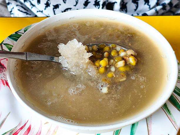 冷たい緑豆湯のグラス