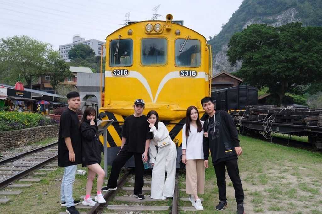 山林の中を走る集集線の列車