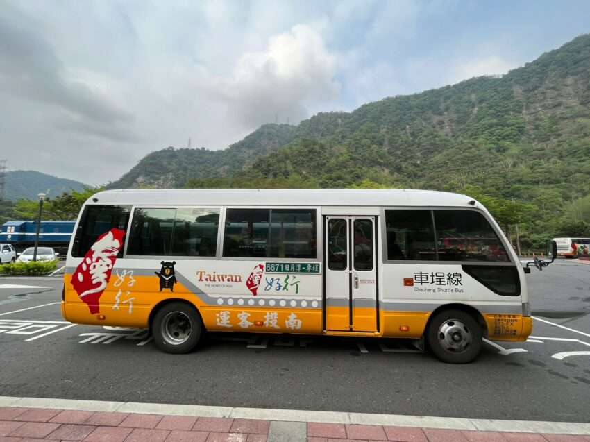 台灣好行のバスが車埕に停車している様子