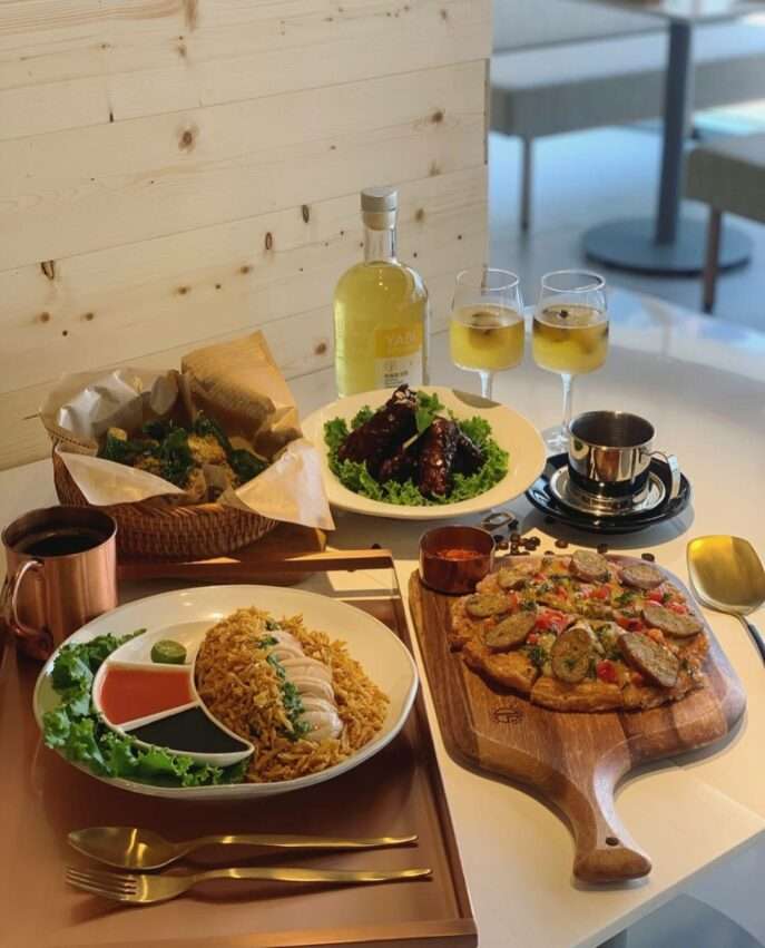 YABI KITCHENの東南アジア風料理。色鮮やかなスパイスを使った料理が並ぶ