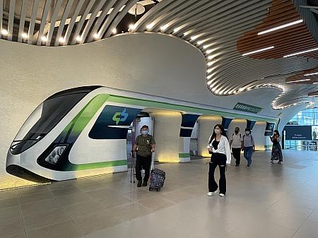 高鐵台中駅構内の台中MRT車両の壁画