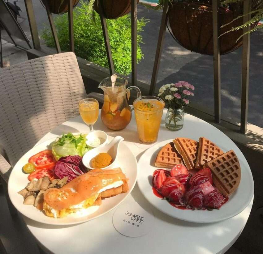 Jumane café 佐曼咖啡館の料理の並び。ブランチから軽食、スイーツまで多彩なメニューが揃う