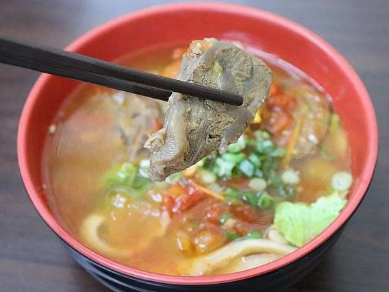 93蕃茄牛肉麵のトマトベース牛肉麺