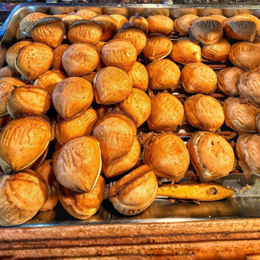 阿堯師雞蛋糕。きつね色に焼き上がった鶏卵糕が屋台に整然と並んでいる