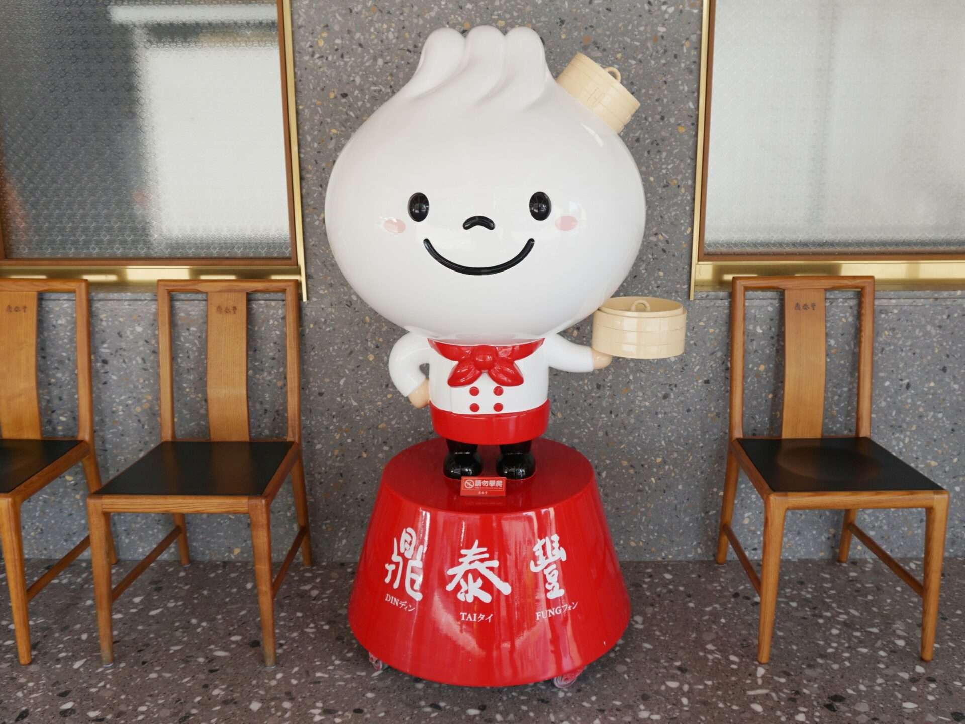鼎泰豊の店内と小籠包の様子