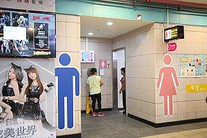 Y区のトイレ表示。一定間隔で設置されている