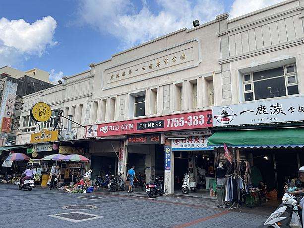 鹿港の路地を足の向くまま歩く散策の様子