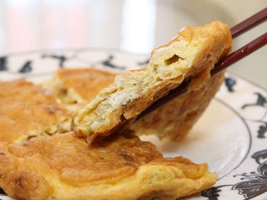 台湾の家庭料理・菜脯蛋。大根の漬物を混ぜ込んだボリュームある卵焼き