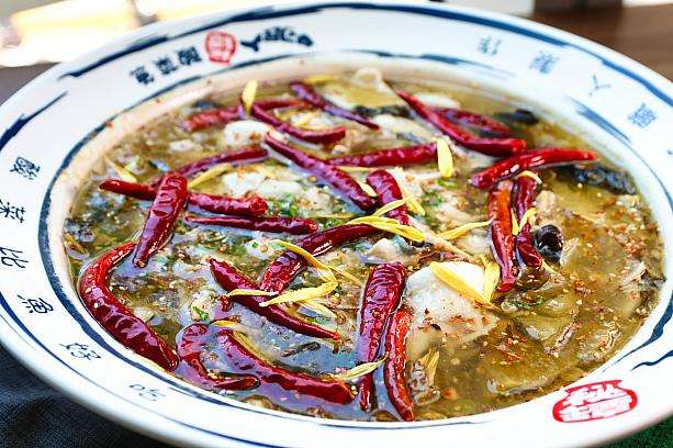 刁民酸菜魚の酸菜魚、顔よりも大きなお碗に盛られた迫力の一品
