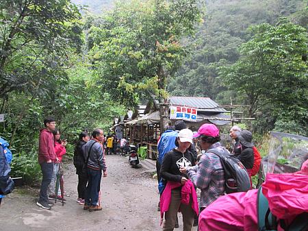 砂卡礑歩道の途中にある原住民の露店。土産物やソーセージを販売
