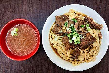 港園牛肉麵の牛肉拌麵、汁なし麺に牛肉がのった一品