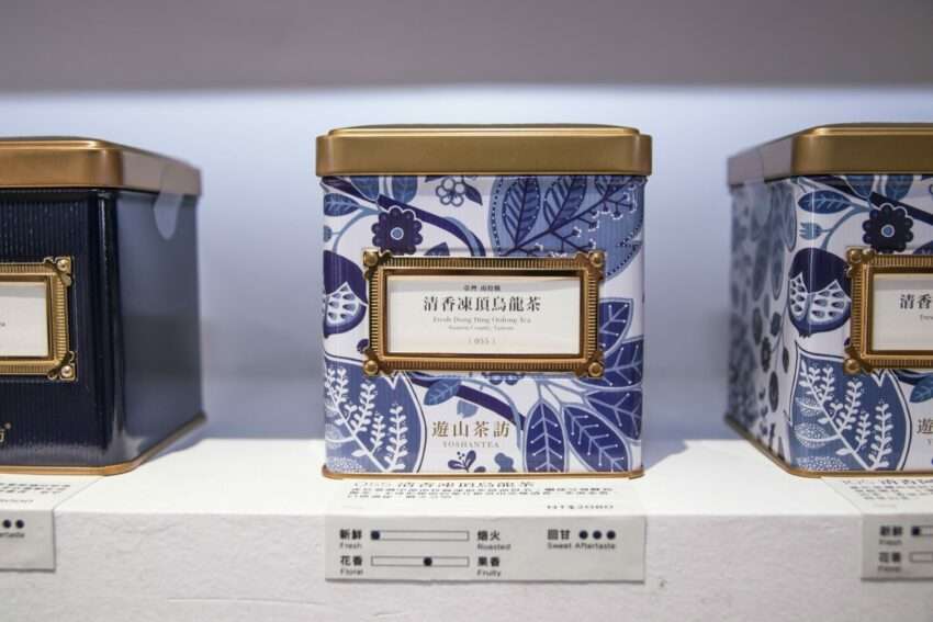 遊山茶訪店内の台湾茶の品種展示。高山烏龍・阿里山茶など多彩なラインナップ