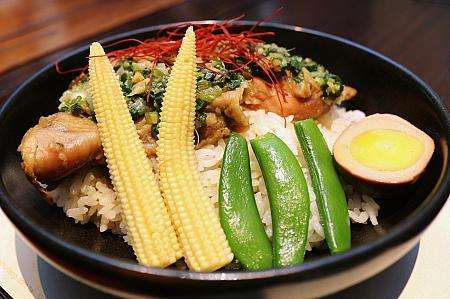 蔥油醬燒雞腿蓋飯(ネギ油ダレ鶏もも肉丼)270元、美しい盛り付け