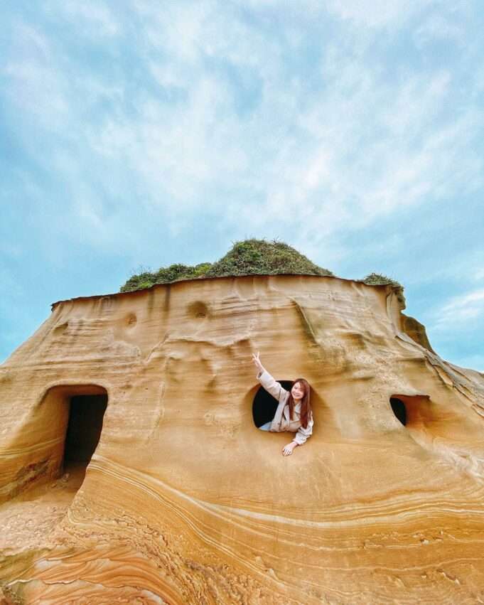 野柳地質公園 駱駝峰の岩。ラクダの背中のような二峰の輪廓が特徴的