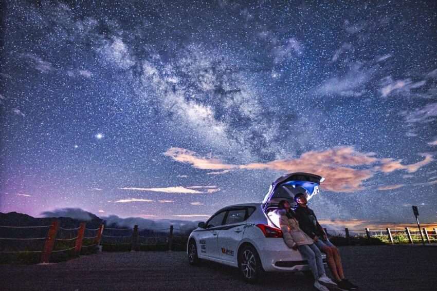 合歡山ダークスカイパークの高地の夜空。天の川が鮮明に広がり、地平線には山の稜線が見える