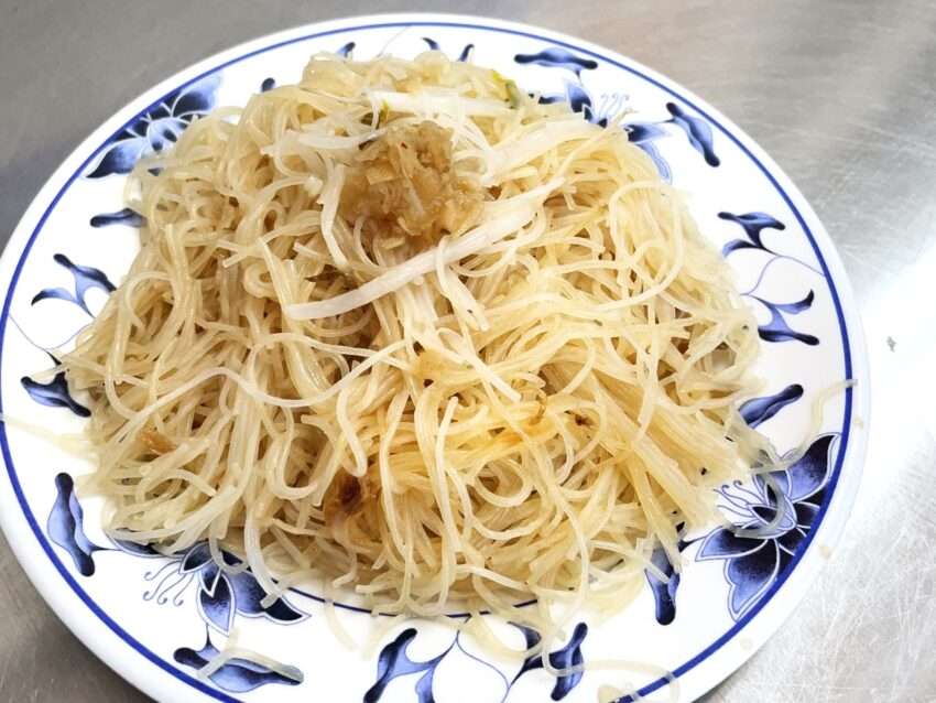 野菜と豚肉を炒めた台湾の炒米粉。細いライスヌードルが絡み合う一皿