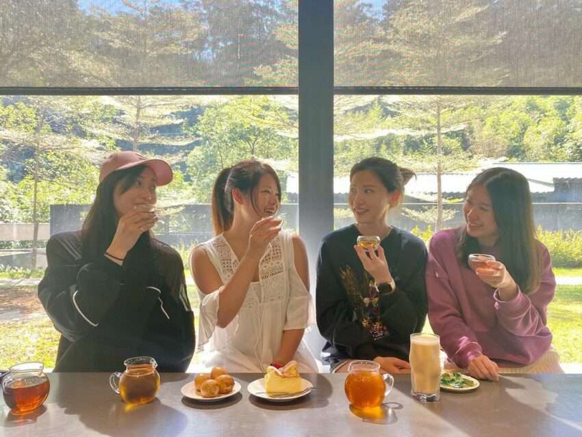 大渓老茶廠の室内展示スペースとセレクトショップの陳列