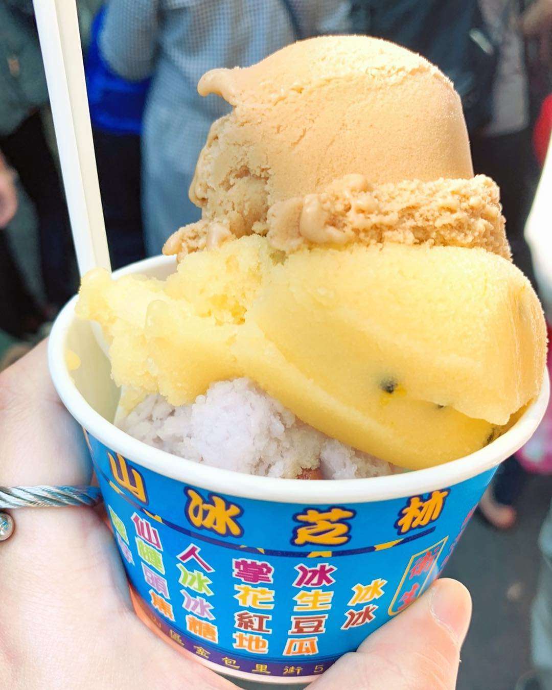 金山冰芝林の店内、冷房の効いたイートインスペースにテーブルと椅子が並ぶ