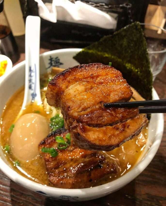 麺屋武蔵 神山店の看板ラーメン。濃厚なスープと弾力のある麺が特徴