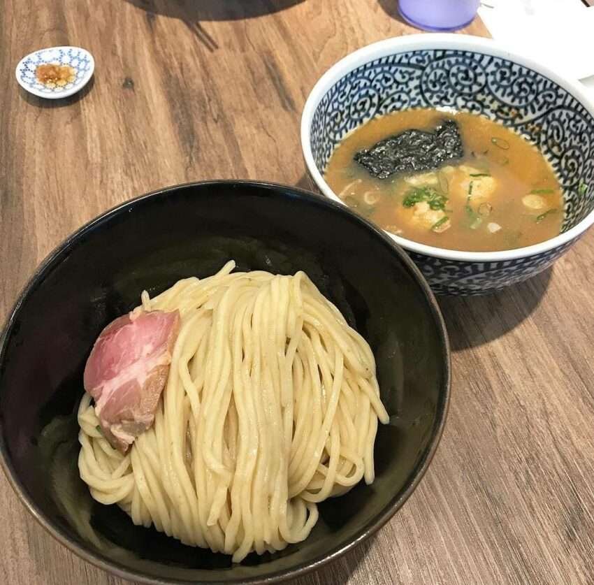 麺屋一燈のラーメン。澄んだスープと丁寧なトッピングが日本式職人スタイルを感じさせる