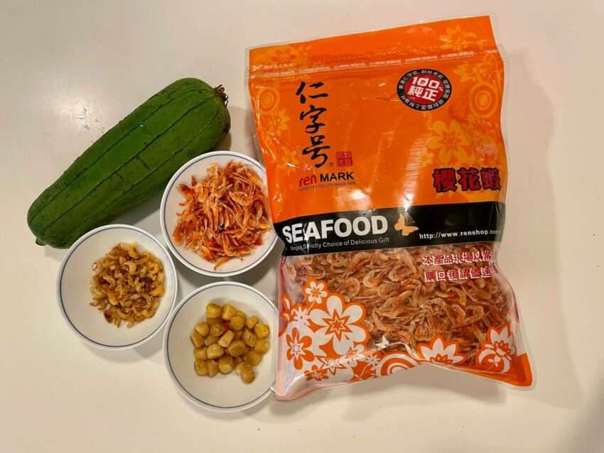 東港仁字號のサクラエビ製品。天日干しのエビ乾物と、辣味・アーモンド・海苔などのスナックシリーズ