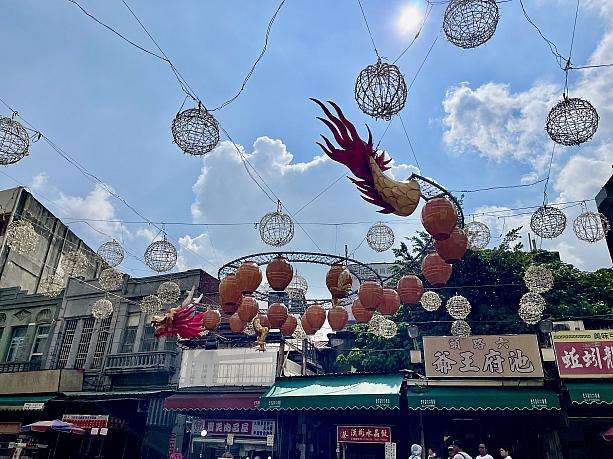 鹿港の空中に飾られた竜のオブジェ