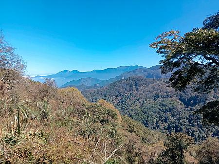 バス車窓からの景色。山々が連なるダイナミックな風景と左側に広がる雲海