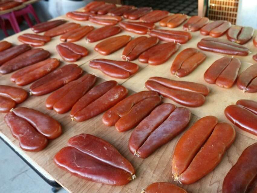 台湾の高級珍味・烏魚子。ボラの卵巣を塩漬けにして乾燥させたカラスミ