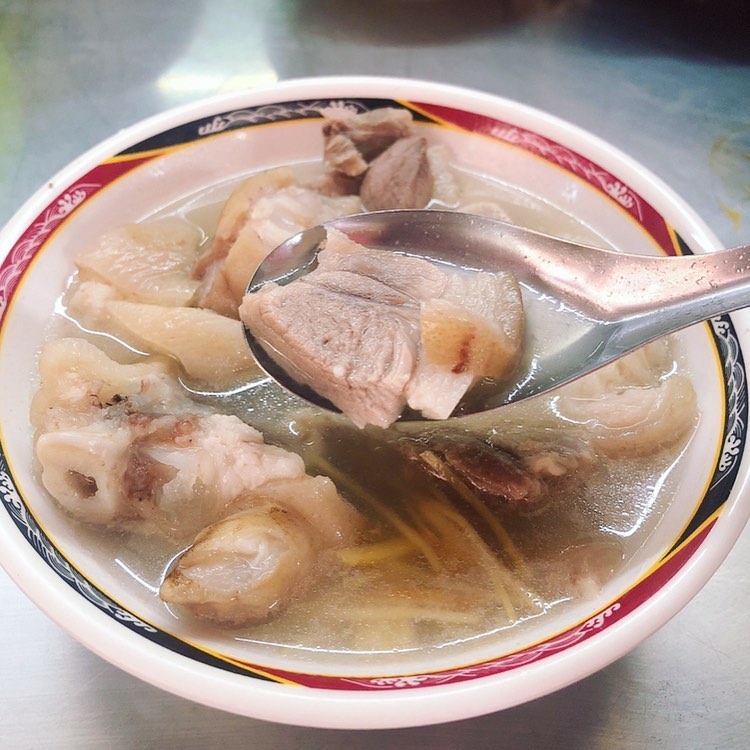 許仔豬腳麵線の麺線。濃い茶褐色のスープに豚足の塊が見える
