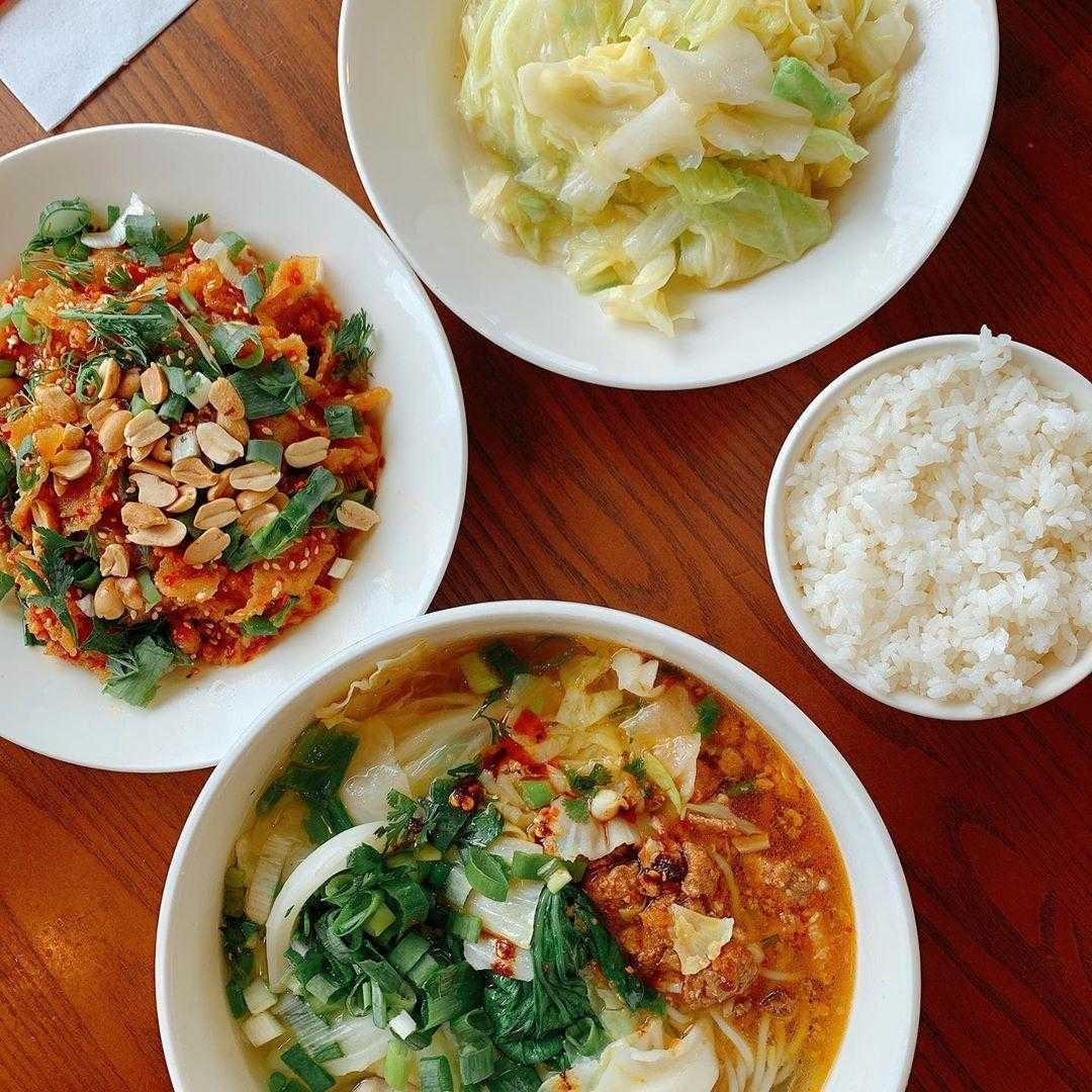 魯媽媽雲南擺夷料理の特色料理。色鮮やかな雲南風の料理が並ぶ