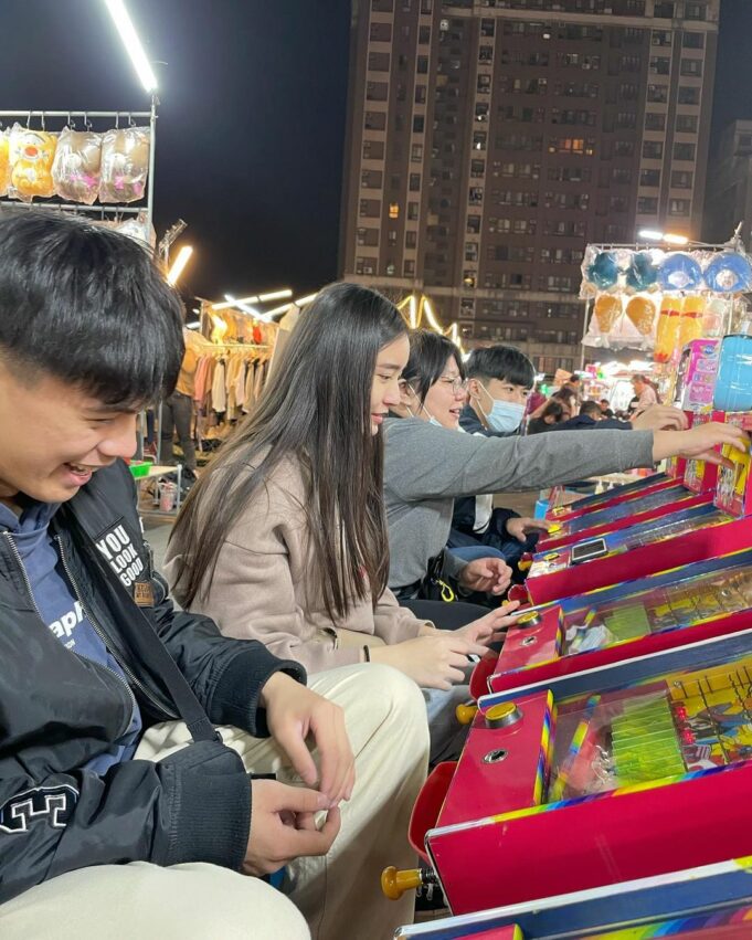 旱溪観光夜市の夜、人気屋台の前に集まる人々
