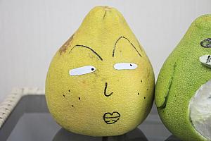 文旦の皮で作った永沢くんのキャラクターアート。台湾中秋節の子ども文化