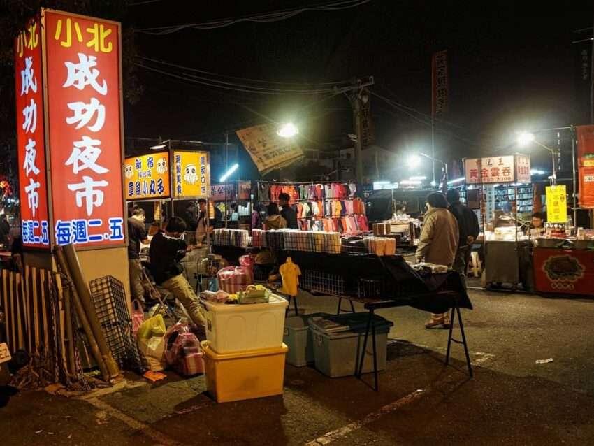 小北新成功夜市の入口。路地に整然と屋台が並んでいる様子