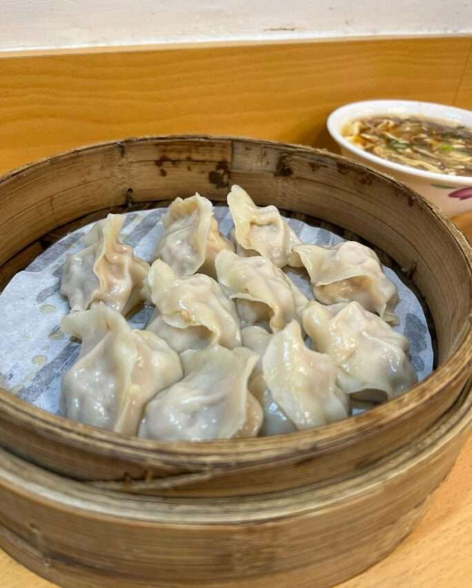 福大山東蒸餃大王の蒸し餃子。薄い皮に包まれた餃子が蒸籠に整然と並ぶ