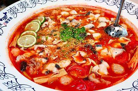 同メニューと酸菜魚を並べた刁民酸菜魚の料理