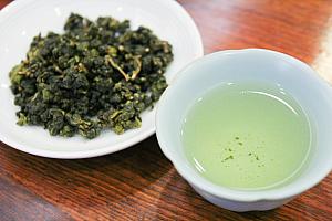 台湾の茶屋に並ぶ多種多様な台湾茶の缶と茶葉。それぞれ個性的な風味を持つ。