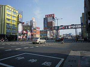 ホテルから高雄駅方向へ続く中山路の様子